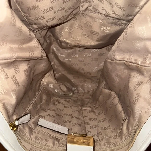 Stylish Tan and White Women's Tote Bag with Gold Clasp - Picture 6 of 7